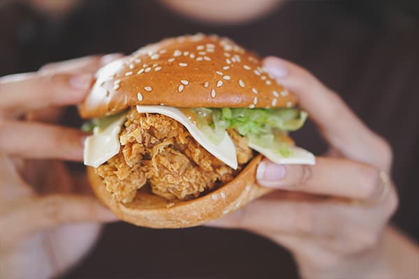 Kipburger menu met blikje Coca-Cola Zero Sugar 330ml van Eethuis Bol'Es in Schiedam