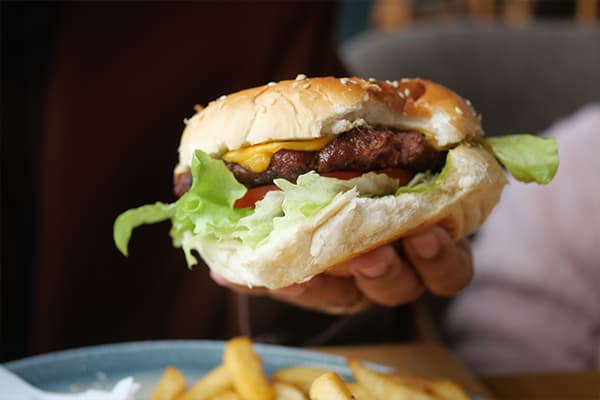 Hamburger menu met blikje Coca-Cola 330ml van Eethuis Bol'Es in Schiedam