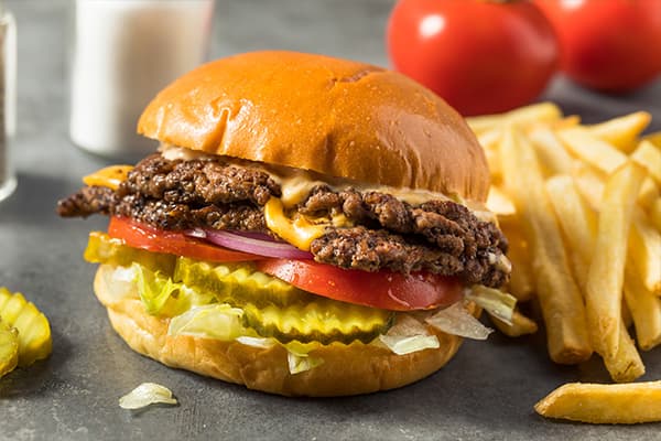 Smashburger menu met blikje Coca-Cola 330ml van Eethuis Bol'Es in Schiedam