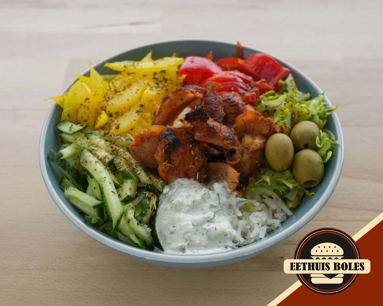 Poke bowl kip van Eethuis Bol'Es in Schiedam